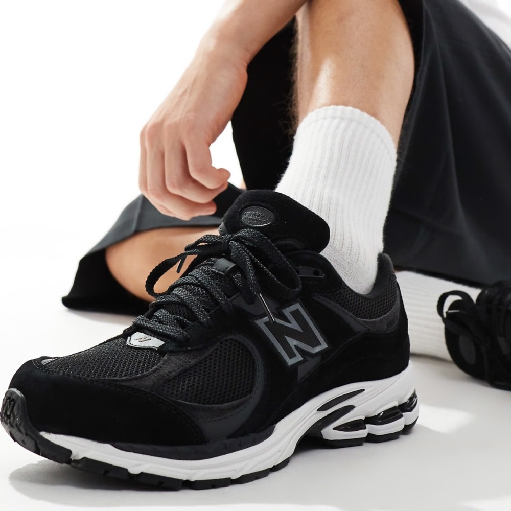 New Balance 2002 sneakers in black size 8 great condition